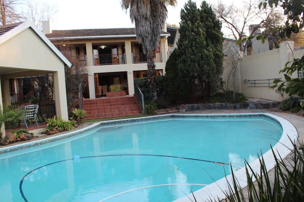 2 Leafed Doors Hotel Sandton Exterior photo