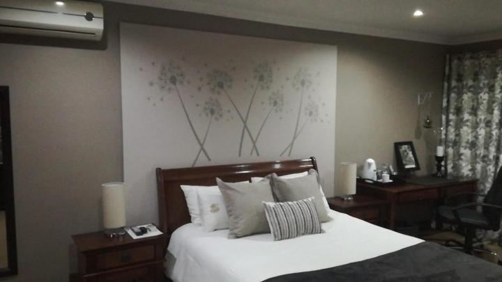 2 Leafed Doors Hotel Sandton Room photo